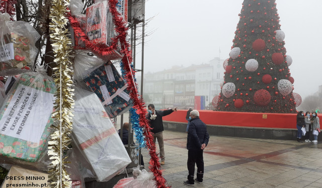 Árvore do protesto da CGTP decora centro histórico de Braga