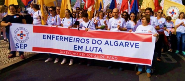 Enfermeiros algarvios protestam com um milhar de balões brancos