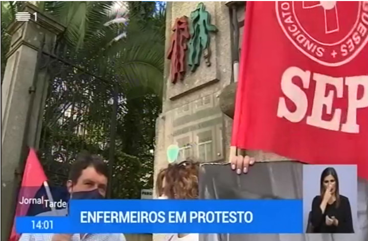 Enfermeiros em protesto em frente da ARS do Norte