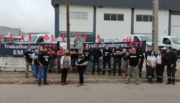 Isabel Camarinha com trabalhadores dos CTT de Santarém Almeirim e Alpiarça