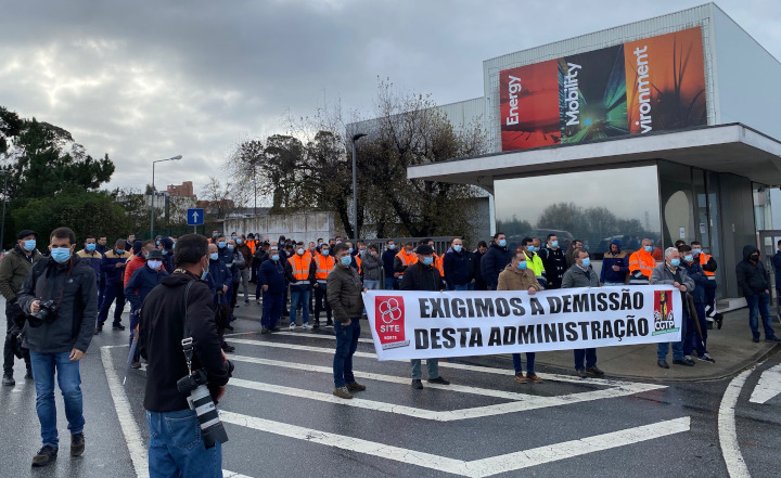 Trabalhadores da Efacec em greve fazem concentração no Polo da Arroteia