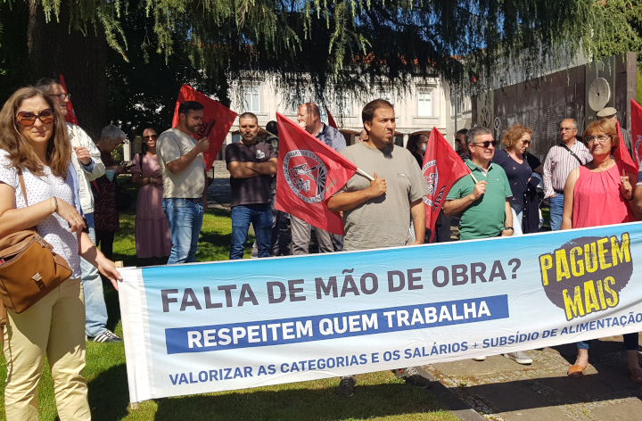 Trabalhadores do têxtil manifestam se em Famalicão por melhores salários