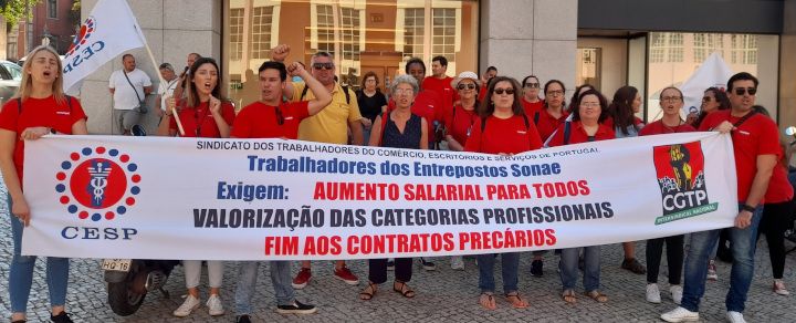 Isabel Camarinha com trabalhadores da Worten