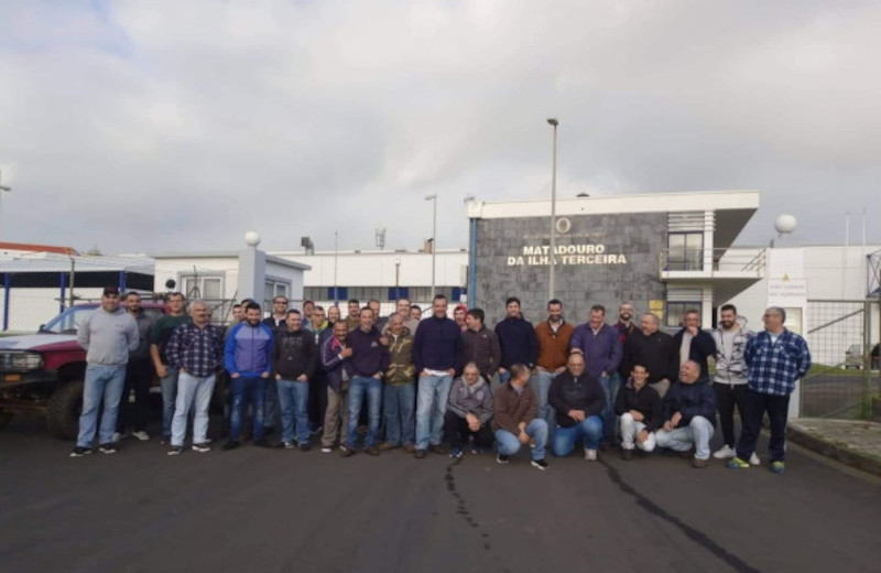 Trabalhadores à porta do matadouro da Ilha Terceira