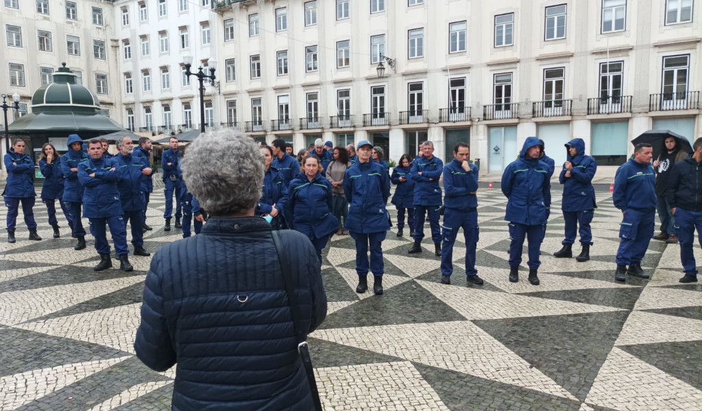 Trabalhadores da EMEL reunidos em plenário em frente á CML 